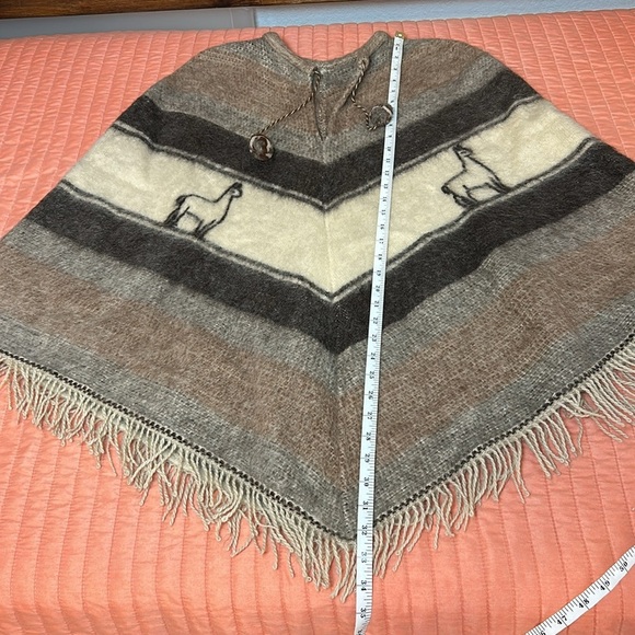 Vintage Quiaqueno Brown Tan Fringe Alpaca Llama Wool Poncho Pom Pom drawstring - Picture 12 of 15